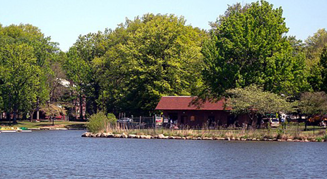 Photo: Warinanco Park boathouse in Roselle